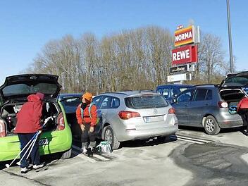 Die Langläufer nutzen gerne den Rewe-Parkplatz - zum Leidwesen der Kunden. Foto: Petra Malbrich