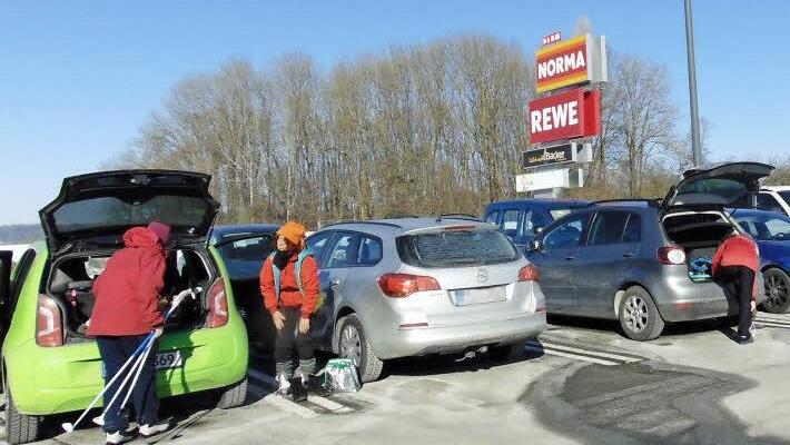 Die Langläufer nutzen gerne den Rewe-Parkplatz - zum Leidwesen der Kunden. Foto: Petra Malbrich