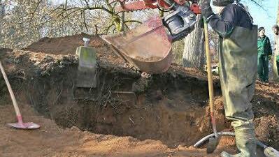 Großeinsatz: Zwei Biberbauten wurden mit Beton gefüllt.   Fotos: R. Rinklef