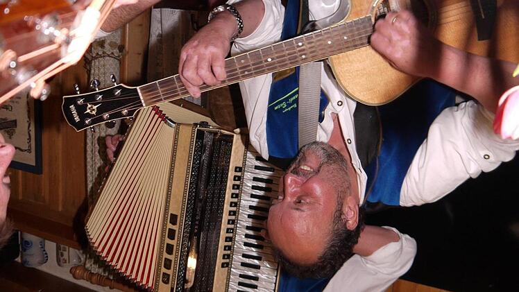 A echte Gaudi: das Wirtshaussingen in Ebersdorf bei Coburg. Foto: Berthold Köhler