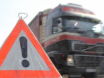 In der Nacht zum Montag (3. Juli) hat ein Lkw-Fahrer auf der A3 bei W&uuml;rzburg einen Auffahrunfall verursacht und Fahrerflucht begangen. Eine Frau wurde dabei leicht verletzt. Symbolbild: Michael Gr&uuml;ndel