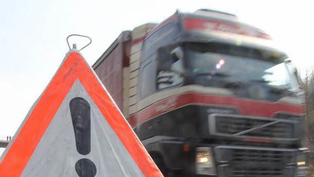 In der Nacht zum Montag (3. Juli) hat ein Lkw-Fahrer auf der A3 bei W&uuml;rzburg einen Auffahrunfall verursacht und Fahrerflucht begangen. Eine Frau wurde dabei leicht verletzt. Symbolbild: Michael Gr&uuml;ndel