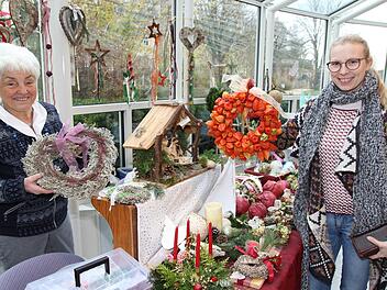 Gisela Scheler aus Großheirath präsentierte wieder ihre handgefertigten Weihnachtskrippen. Lisa Westhäuser hatte sich für einen Kranz aus Lavendel und Heidekraut entschieden. Foto: Wolfgang Desombre