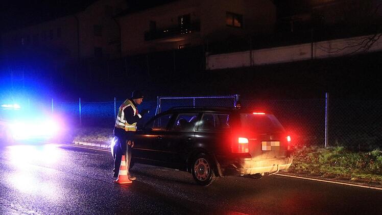 Im Zuge der Fahndung kontrollieren die Polizisten rund um Viereth Autos. Foto: News5/Merzbach