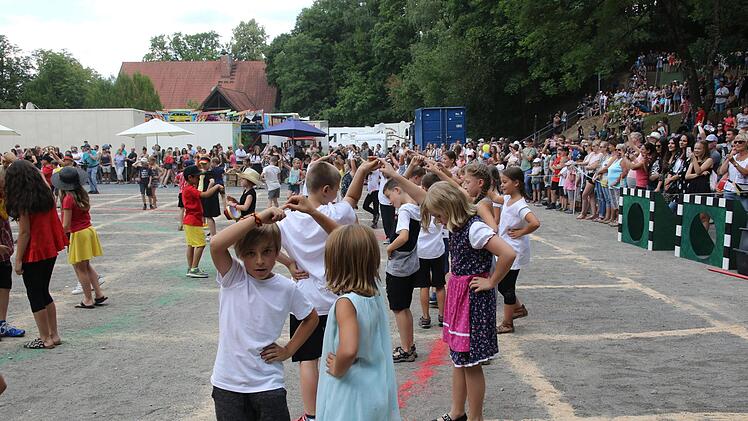 Beim 470. Neustadter Kinderfest zeigten  1400 Jungen und Mädchen tolle Darbietungen.  Foto: Michael Stelzner