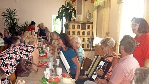 Lustig zu ging es nach dem Gottesdienst im Pfarrsaal bei Kaffee, Kuchen und Musik.