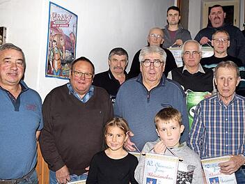 Beim Z&uuml;chterabend wurden die erfolgreichsten Aussteller mit Pokalen, B&auml;ndern und Verbandspr&auml;mien geehrt.  Foto: Dieter Radziej