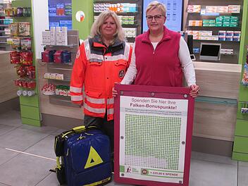 Dank der Spende von Rita Schubert (Falken-Apotheke) kann sich SEG-Leiterin Michaela Dabitsch (links) über einen neuen Notfall-Rucksack freuen.  Foto: Winfried Ehling