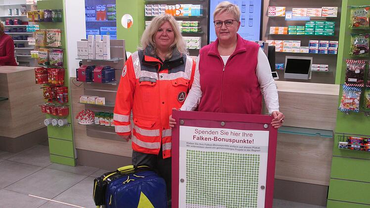 Dank der Spende von Rita Schubert (Falken-Apotheke) kann sich SEG-Leiterin Michaela Dabitsch (links) über einen neuen Notfall-Rucksack freuen.  Foto: Winfried Ehling