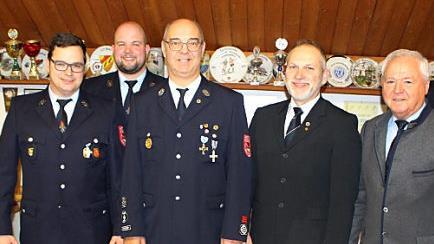 Die Geehrten mit (von links) Jan Partheymüller, Sven Ultsch (25 Jahre Feuerwehrdienst), Kommandant Thomas Müller, Karl-Jürgen Grünbeck (40 Jahre Feuerwehrdienst), Bürgermeister Jochen Patheymüller, stellvertretendem Landrat Helmut Fischer, Vorsitzendem Pascal Geßlein und Kreisbrandrat Timm Vogler Foto: rdi
