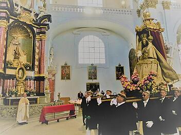 Ein Höhepunkt der Muttergottes-Prozession ist stets die Begegnung der beiden Gnadenbilder aus der Oberen Pfarre und aus St. Martin (hier 2019). In diesem Jahr begegnen sich die Marien auf dem Maxplatz. Foto: Marion Krüger-Hundrup