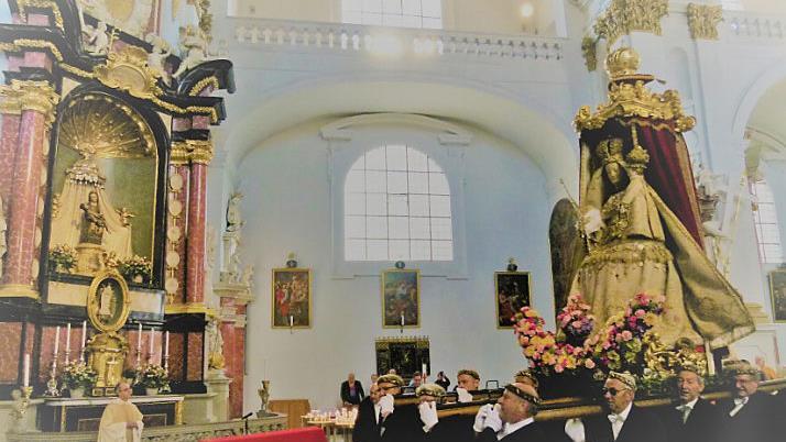 Ein Höhepunkt der Muttergottes-Prozession ist stets die Begegnung der beiden Gnadenbilder aus der Oberen Pfarre und aus St. Martin (hier 2019). In diesem Jahr begegnen sich die Marien auf dem Maxplatz. Foto: Marion Krüger-Hundrup