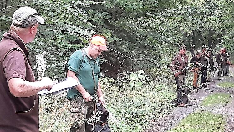 Im Revier zeigten die Hunde mit ihren Herrchen oder Frauchen, was sie gelernt haben. Bei den Prüfungen überzeugten alle.  Foto: BJV-Kreisgruppe Ebern