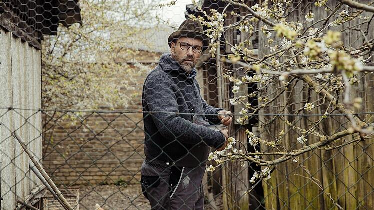 Comedian Kurt Kr&ouml;mer spielt den Gutsherren, der seinen Hof f&uuml;r die Hochzeit bereitstellt.