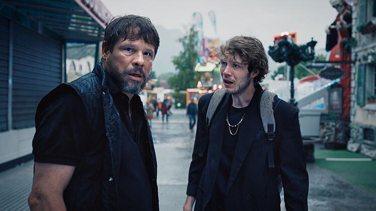 Der Riesenradbetreiber Bruno Kurka (Tom Feichtinger, rechts) und sein Sohn Tassilo Kurka (Lino Gaier) halten sich wie die anderen Schausteller bedeckt.