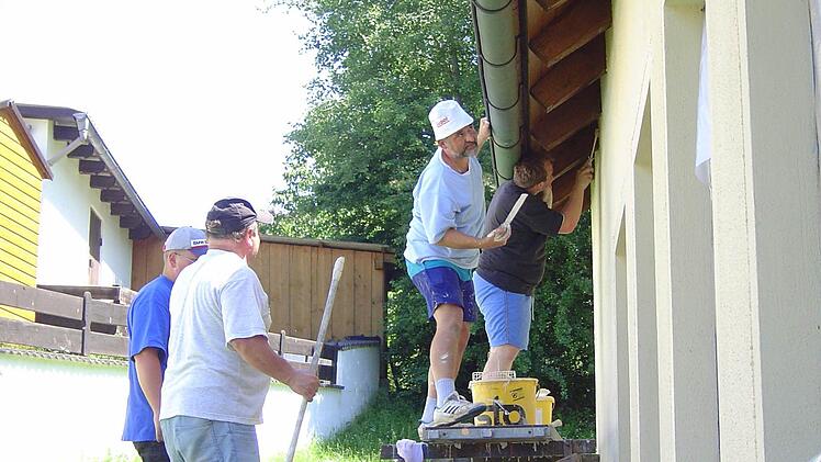 Beim Streichen des Feuerwehrhauses