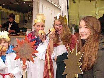 Zwischen all den Hausbesuchen in Coburg gönnen sich Caspar, Melchior und Balthasar und die Sternenträgerin (von links: die Geschwister Paul, Anne und Jana sowie ihre Freundin Anna) eine Bratwurst.