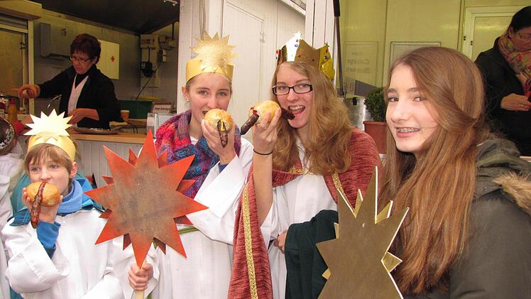Zwischen all den Hausbesuchen in Coburg gönnen sich Caspar, Melchior und Balthasar und die Sternenträgerin (von links: die Geschwister Paul, Anne und Jana sowie ihre Freundin Anna) eine Bratwurst.