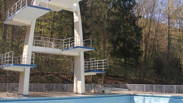 Dieses Bild wurde vor wenigen Wochen aufgenommen - klar zu erkennen ist, dass die Treppen zu den Sprungbrettern abmontiert worden sind. Der gesamte Springerbereich ist gesperrt