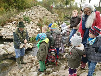 Die Kinder der Frosch-Gruppe der Heilpädagogischen Tagesstätte Haßfurt waren beeindruckt von den Ausführungen von Herbert Kuhn, dem Kreisbeauftragten des Fischereiverbandes Unterfranken. Foto: Sabine Weinbeer