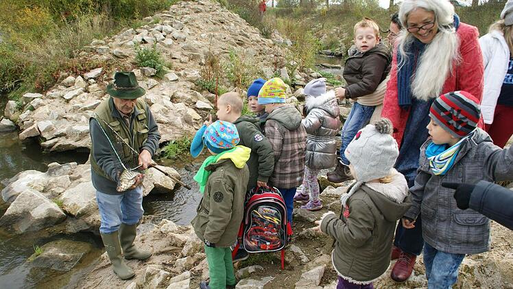 Die Kinder der Frosch-Gruppe der Heilpädagogischen Tagesstätte Haßfurt waren beeindruckt von den Ausführungen von Herbert Kuhn, dem Kreisbeauftragten des Fischereiverbandes Unterfranken. Foto: Sabine Weinbeer