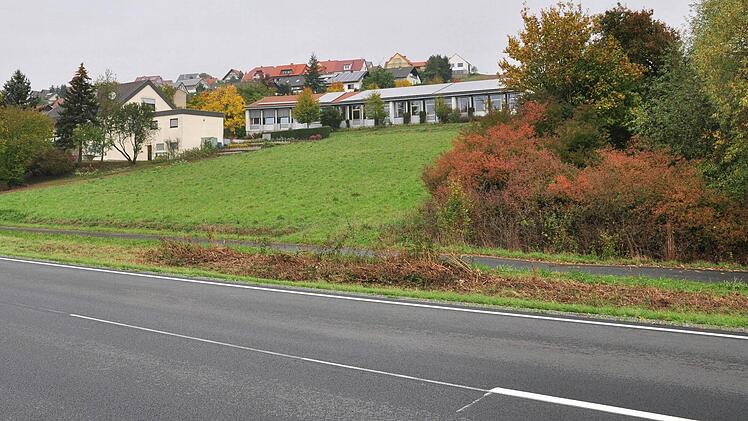Das Baugebiet "Eichelberg III" in Gädheim soll von der B26 her erschlossen werden. Der neue Straßenabschnitt wird parallel zu B26 (vorne) verlaufen. Bedingt durch den Bau dieser Straßenanbindung wird der vorhandene Geh- und Radweg (dahinter im Bild) abschnittsweise überbaut. Foto: Ulrike Langer