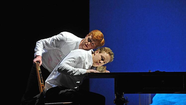 Bodo Busse inszenierte Franz Schuberts "Winterreise" am Landestheater Coburg. Als Solist beeindruckt der junge Tenor David Zimmer.Foto: Andrea Kremper