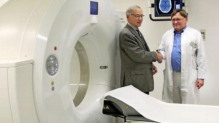 Klinikleiter Reinhard Hautmann (l.) übergibt das neue CT-Gerät an den Chefarzt der Radiologie, Klaus Swoboda.  Fotos: Josef Hofbauer