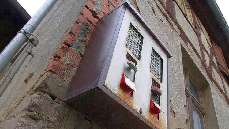Es scheint, als hätten Haus und Automat in Kunreuth das gleiche Baujahr. Foto: Josef Hofbauer