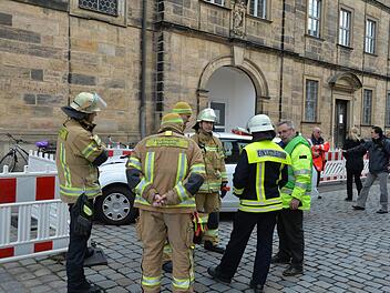 Ein Bild vom Einsatz am Mittwoch: Feuerwehrleute vor der Maria-Ward-Schule  Foto: Ronald Rinkef