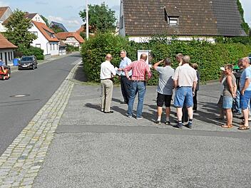 Die Anlieger der Brunnenleite, von denen einige zur Ortseinsicht gekommen waren, wünschen sich einen Verkehrsspiegel an der Ausfahrt zur Mühlstraße. Der Antrag wurde abgelehnt. Die Hecke (Hintergrund) wurde als Problem ausgemacht. Sie soll zurückgeschnitten werden. Das Foto mit Bürgermeister Helmut Dietz (2. von links), zeigt die Situation. Foto: Edgar Maier