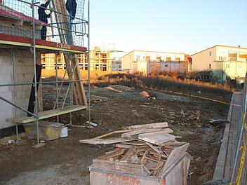 Auf dieser Brachfläche im Baugebiet "Osterfeld II" wird die neue Kinderkrippe errichtet. Drei Gruppen werden in dem Haus für die Buben und Mädchen untergebracht. Nachbar ist die Wärmeleitzentrale des Stadtwerks Haßfurt; das dafür nötige Gebäude entsteht links.  Foto: Klaus Schmitt