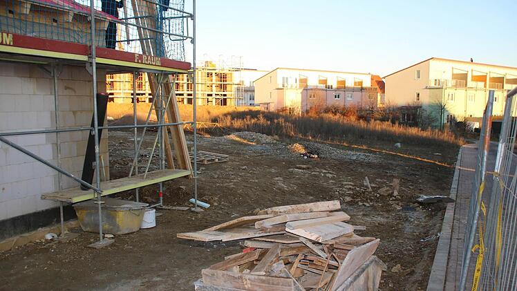 Auf dieser Brachfläche im Baugebiet "Osterfeld II" wird die neue Kinderkrippe errichtet. Drei Gruppen werden in dem Haus für die Buben und Mädchen untergebracht. Nachbar ist die Wärmeleitzentrale des Stadtwerks Haßfurt; das dafür nötige Gebäude entsteht links.  Foto: Klaus Schmitt