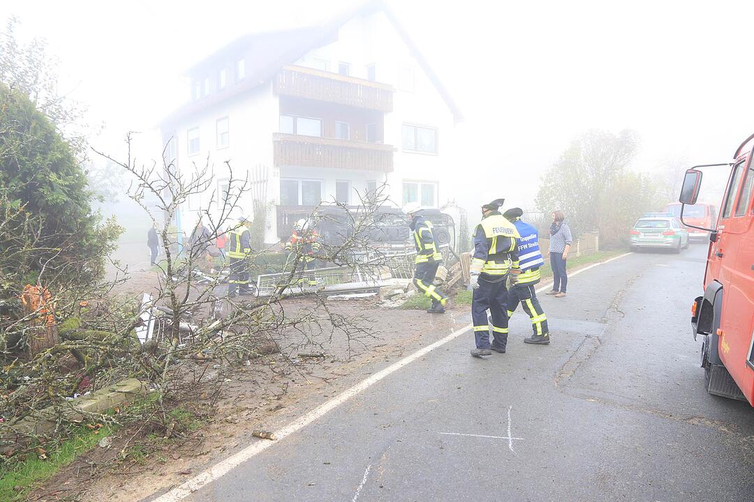Landkreis Forchheim: Transporter landet in Garten