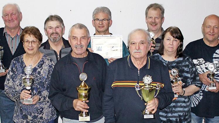 Ihr Einsatz hat sich gelohnt: Voller Stolz stellen sich die geehrten Z&uuml;chter des Uchenhofener Vereins zum Gruppenbild, von links, Vorsitzender G&uuml;nter Schneider, Rosi Kaspar, Zweiter Vorsitzender Bernd Wacker, Robert B&ouml;hm, G&uuml;nter Zehrer, Peter R&uuml;big, Mathias Schneider, Sonja Wagenh&auml;user und Walter Wagenh&auml;user. Fotos: Manfred Wagner