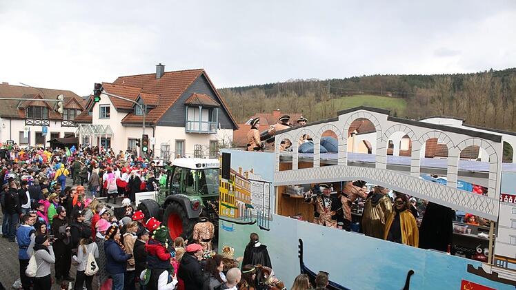 Über 1000 Teilnehmer schlängelten sich durch den Ort, mitunter das Dreifache an Zuschauern säumten die Frankfurter Straße bis zum Festplatz