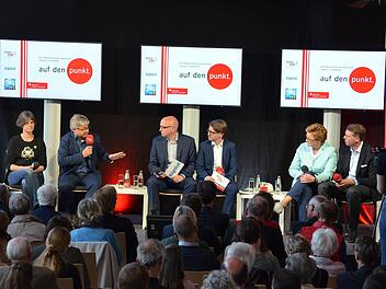 Beim Regionentalk auf dem Podium (von links): Ina Sinterhauf (Grüne), Martin Lücke (SPD), die Moderatoren Oliver Schmidt (Coburger Tageblatt) und Constantin Hirsch (Radio Eins), Monika Hohlmeier (CSU) und Hubertus Prinz von Sachsen-Coburg und Gotha.Foto: Rainer Lutz