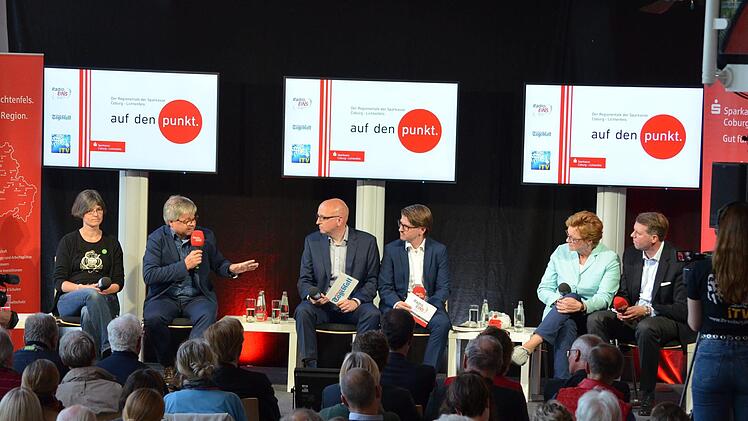 Beim Regionentalk auf dem Podium (von links): Ina Sinterhauf (Grüne), Martin Lücke (SPD), die Moderatoren Oliver Schmidt (Coburger Tageblatt) und Constantin Hirsch (Radio Eins), Monika Hohlmeier (CSU) und Hubertus Prinz von Sachsen-Coburg und Gotha.Foto: Rainer Lutz