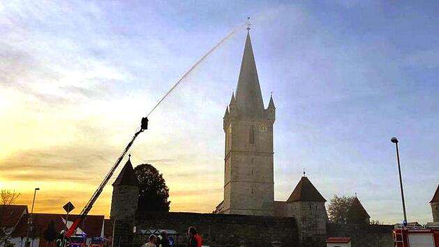 Im Vergleich zum Kirchturm wirkt auch die Drehleiter klein und bescheiden.   Foto: Richard S&auml;nger