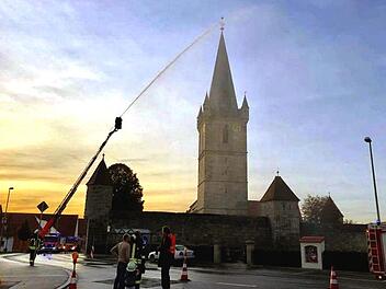 Im Vergleich zum Kirchturm wirkt auch die Drehleiter klein und bescheiden.   Foto: Richard Sänger