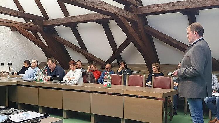 Jürgen Stadter bei seiner Antrittsrede im Marktgemeinderat Fotos: Carmen Schwind