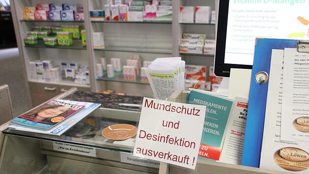 Die L&ouml;wen-Apotheke in Eltmann wei&szlig;t mit Schildern darauf hin, dass Mundschutz und Desinfektion ausverkauft sind. Ganz im Sinne von "I can get no Desinfection" (zu Deutsch: "Ich erhalte kein Desinfektionsmittel") sind diese &uuml;berall ausverkauft.Julia Scholl