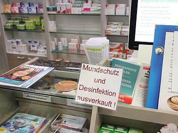 Die Löwen-Apotheke in Eltmann weißt mit Schildern darauf hin, dass Mundschutz und Desinfektion ausverkauft sind. Ganz im Sinne von "I can get no Desinfection" (zu Deutsch: "Ich erhalte kein Desinfektionsmittel") sind diese überall ausverkauft.Julia Scholl