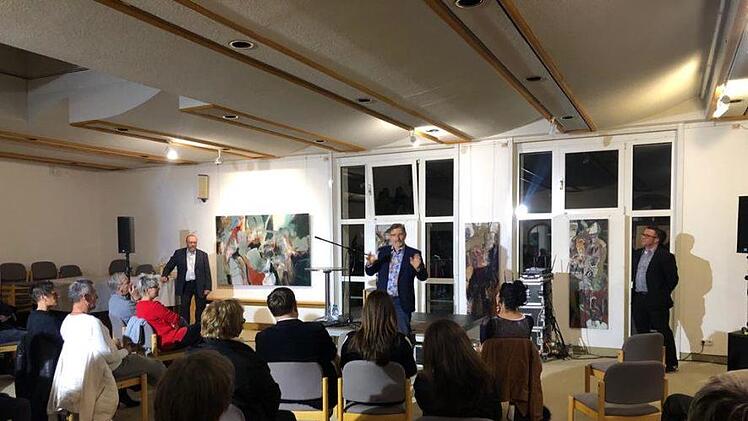 Mit Abstand geht's: Eröffnung der Reihe "Coburger Kulturherbst 2020" am Freitagabend im Coburger Kunstverein. Foto: Oli Schneider