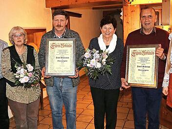 Der Musikverein Uetzing-Serkendorf hat mit Josef Schramm und Josef Schnapp zwei neue Ehrenmitglieder. Im Bild (v. l.) Vorsitzende Tino Bechmann, Walburga Schramm, Josef Schramm, Elfriede Schnapp, Josef Schnapp und Vorsitzende Sabrina Hoffmann.