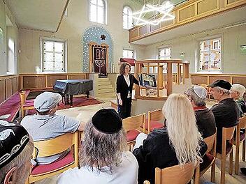 Die Leiterin der Synagoge, Julia Schnitzer, erläutert die lange bestehende Koexistenz der jüdischen und der protestantischen Gemeinden in Ermreuth.