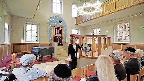 Die Leiterin der Synagoge, Julia Schnitzer, erläutert die lange bestehende Koexistenz der jüdischen und der protestantischen Gemeinden in Ermreuth.