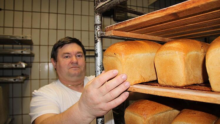 Und Alexander stellt sie aufs Regal.