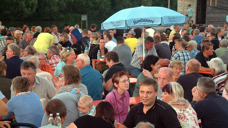 Sehr gut besucht war das Limbacher Flößerfest bereits am frühen Samstagabend