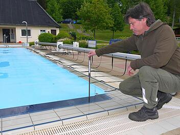 Nichts für Weicheier: Bei rund 20 Grad Wassertemperatur im Schwimmer-Becken eröffnet Betriebsleiter Bernd Steckmann heute die Saison im Sonnefelder Freibad. Fotos: Berthold Köhler